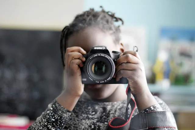 child, photographer, self-portrait, photography, black skin, portrait, girl, hand, picture. Photography portrait seasons: California, Texas, Florida